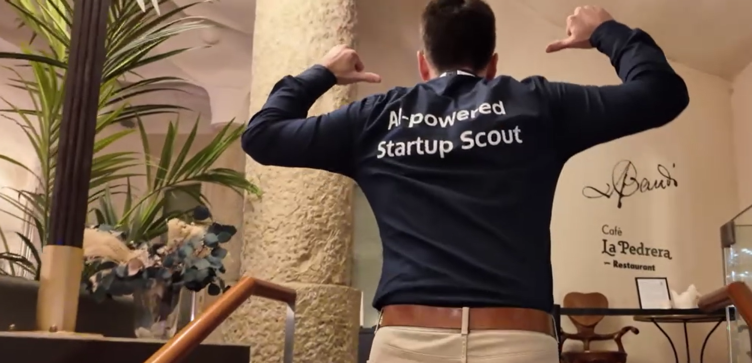 Caspar showing our T-Shit with "AI-Powered StartUp Scout" 2025